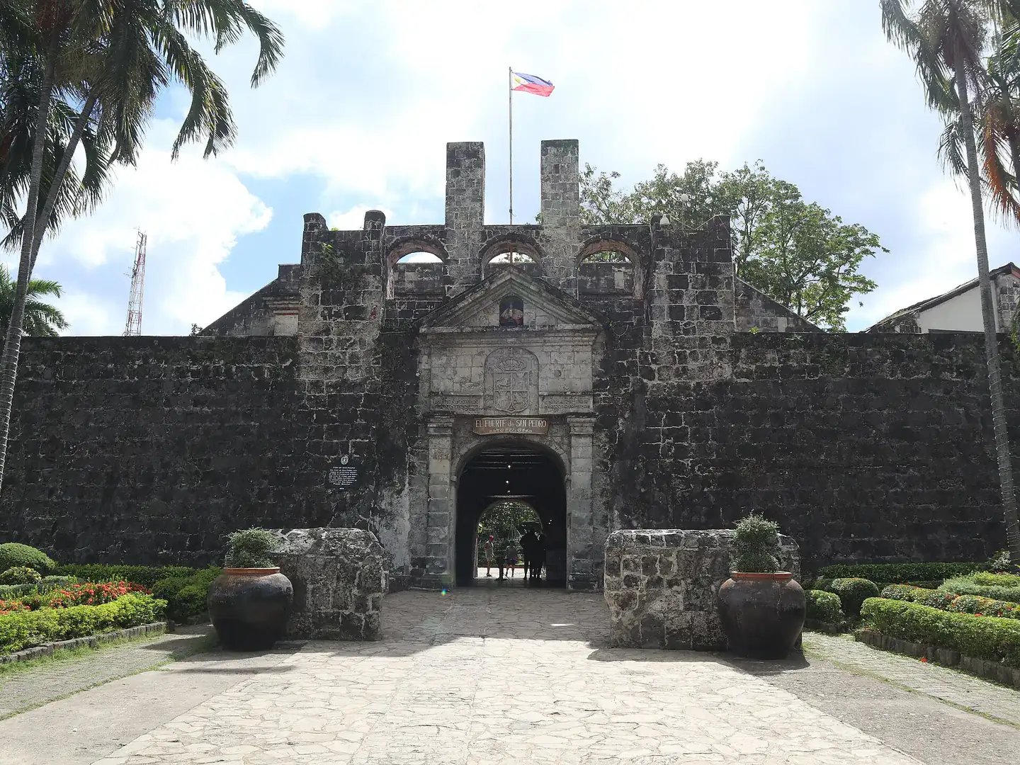 Batong pader at pasukan ng Fort San Pedro sa Cebu City